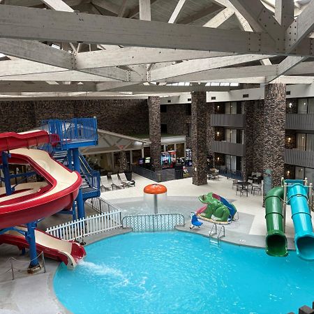 Bismarck Hotel And Conference Center Exterior photo