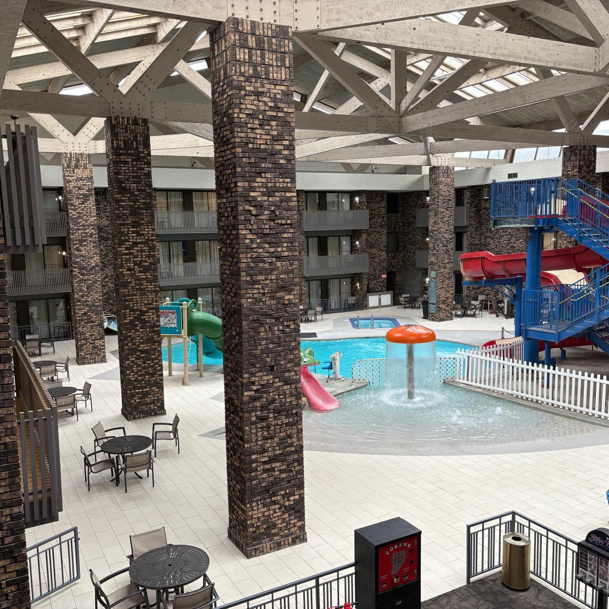 Bismarck Hotel And Conference Center Exterior photo